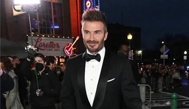 贝克汉姆晒与女儿甜蜜照，哈珀乖巧地坐在父亲腿上，看起来很温馨