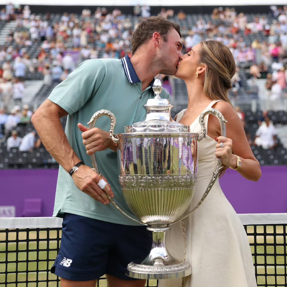 保罗女友遭网暴,王蔷发文丈夫也被Diss,作职业选手另一半有多难