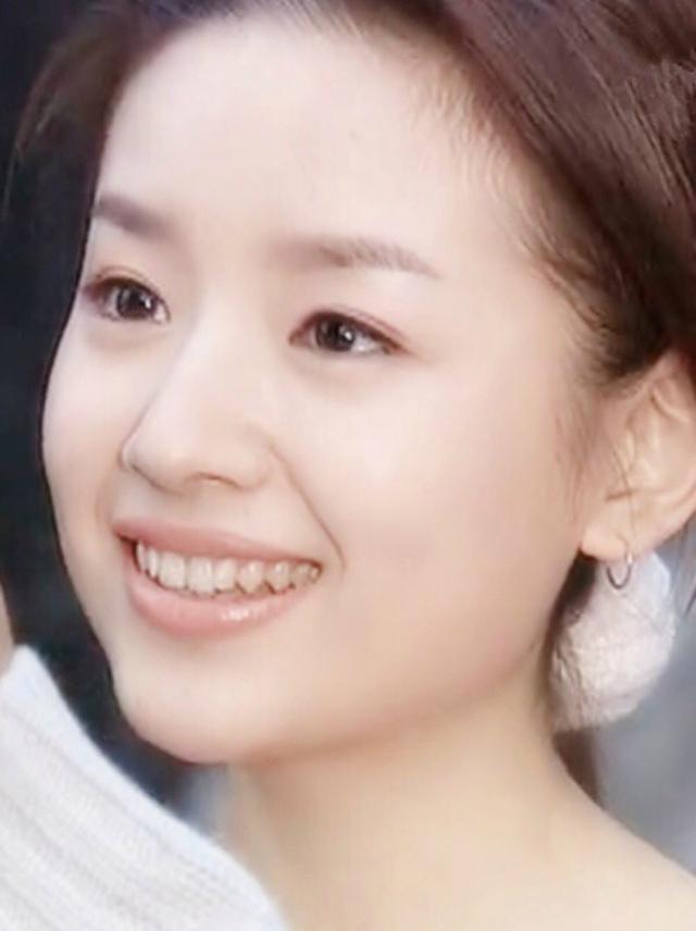 潘粤明和小女友上节目,50岁潘粤明对小女友一脸宠爱,感情甜蜜