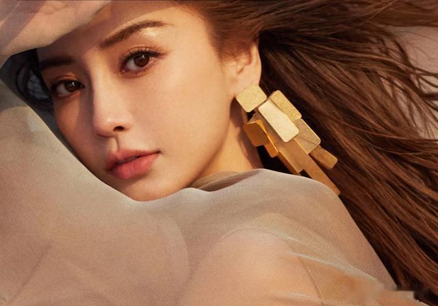 Angelababy沙漠大片,身披薄纱,展现曼妙身姿
