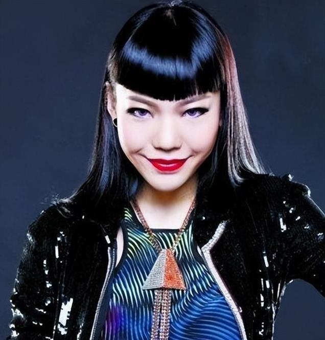 过气明星的卑微：街头求抱、成老赖、给网红打工，满地心酸