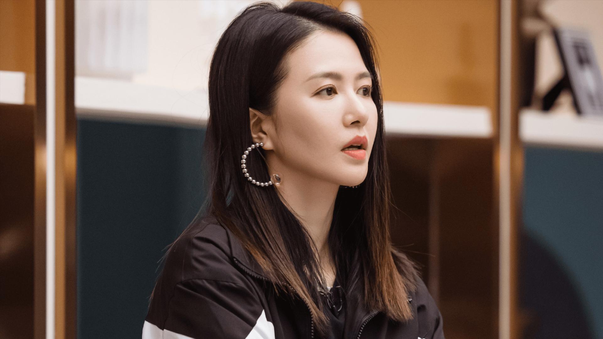 谭维维直播尴尬瞬间曝光，误将直播当录播，真诚反应引发热议