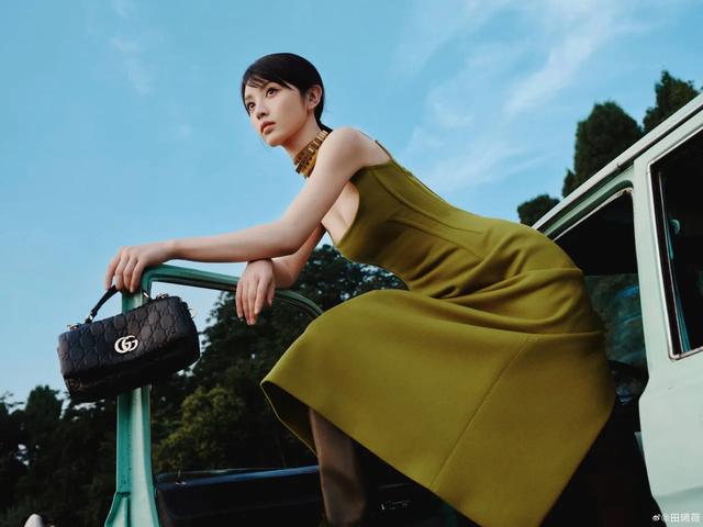 成熟冷艳的田曦薇像是从画里走出来的一样