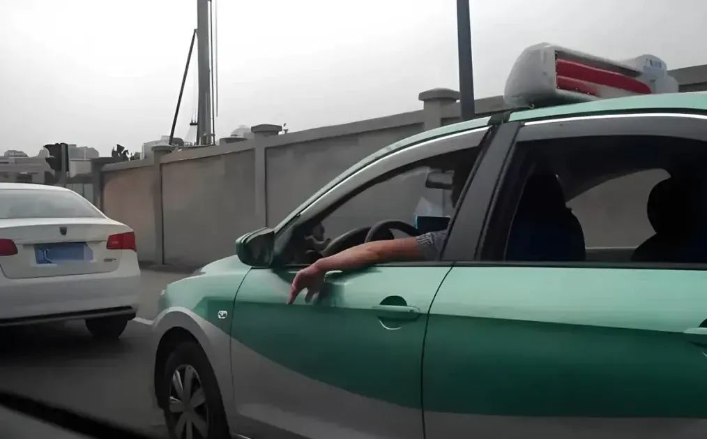 为什么开车时有人喜欢把胳膊搭在车窗上？内行人告诉你，这是个高手