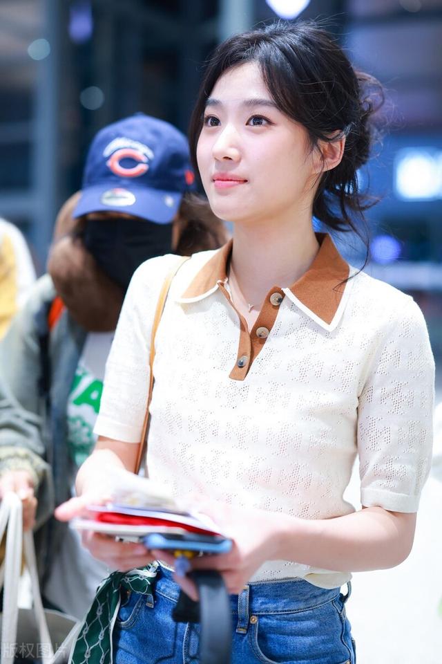 卢昱晓这身打扮有点像学生