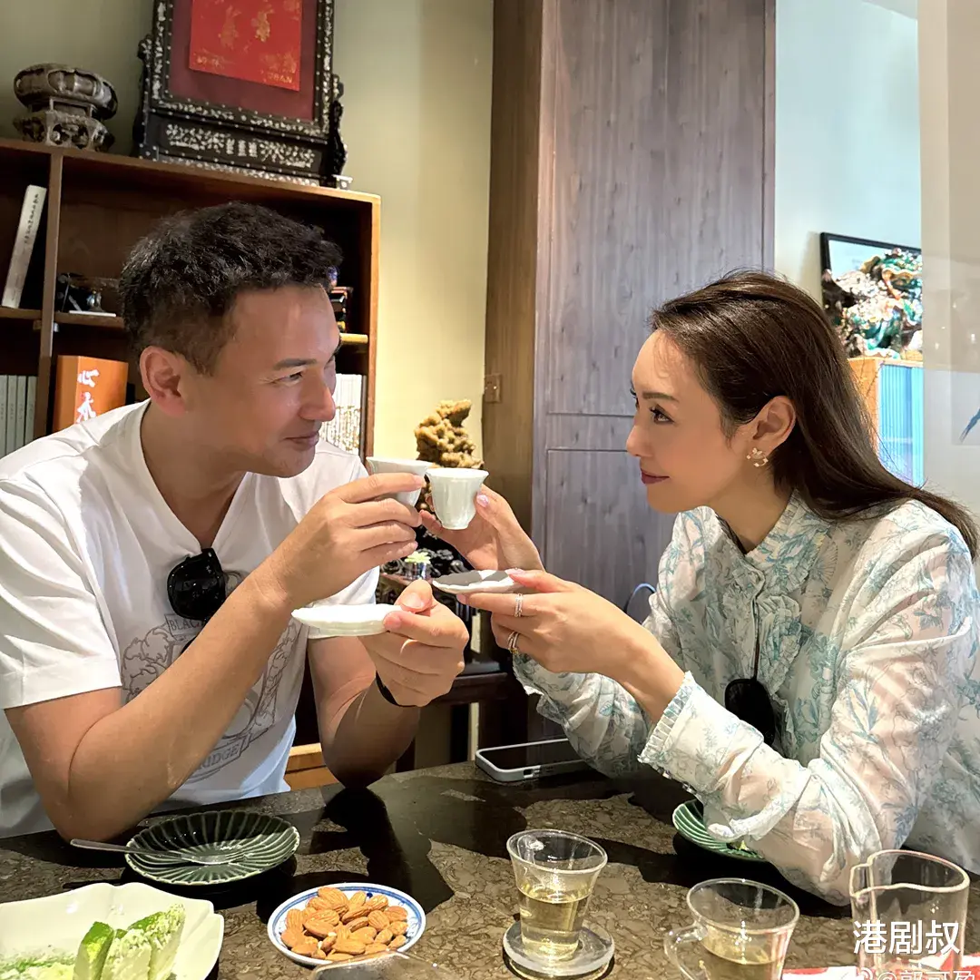 55岁郭可盈秀泳装照，结果被对手骂惨了