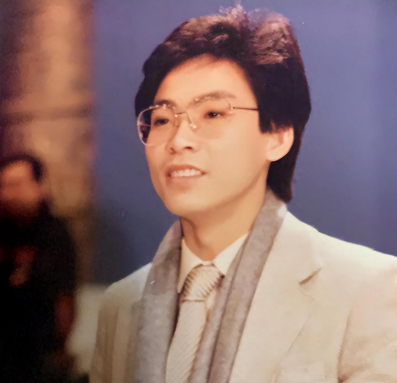 张明敏|在春晚唱了一首歌，却被封杀14年的张明敏，现在过得怎样？