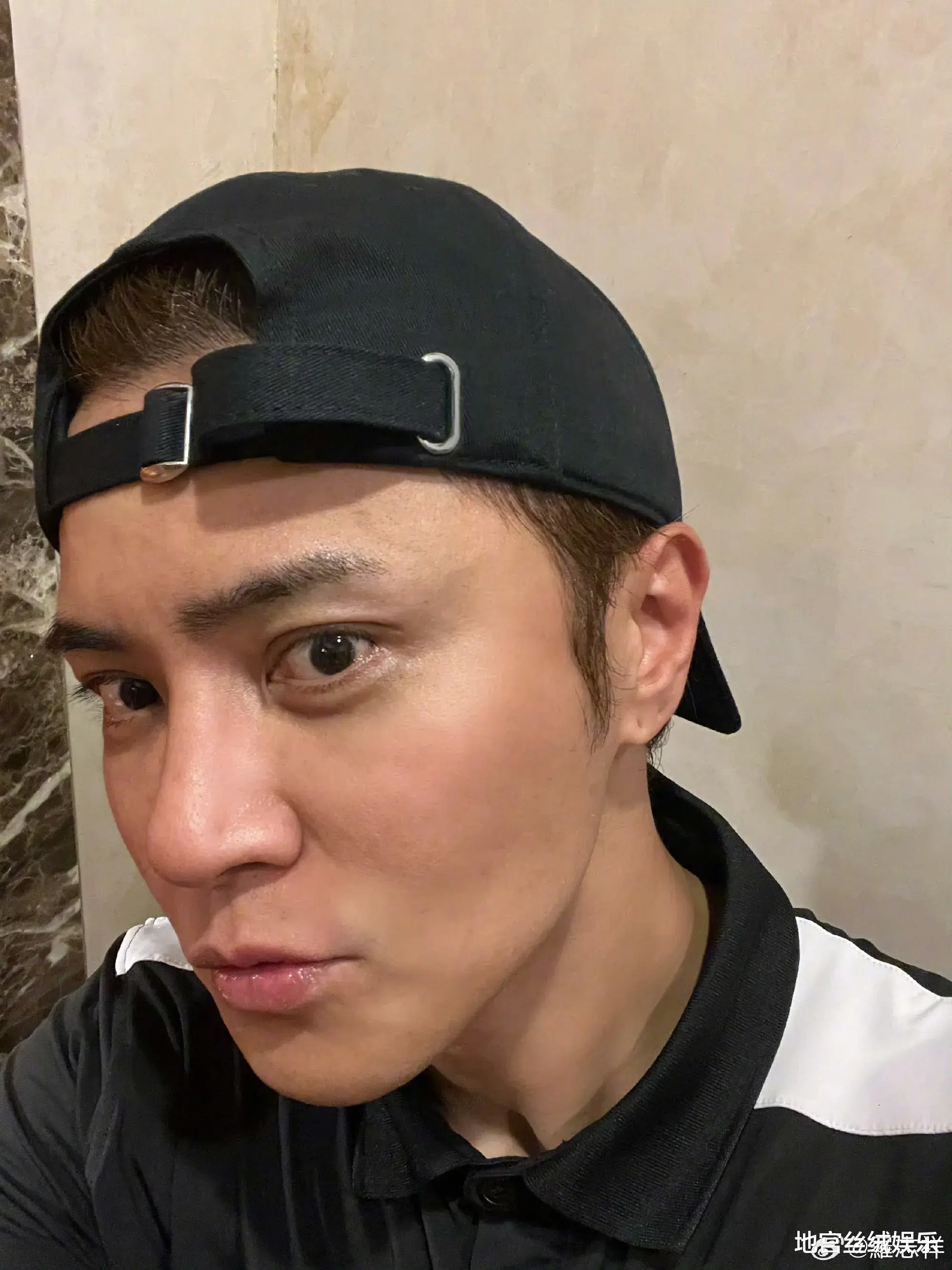 罗志祥整容了?面部僵硬脸肿不自然,发面像蜡像,拍照自证被嘲丑