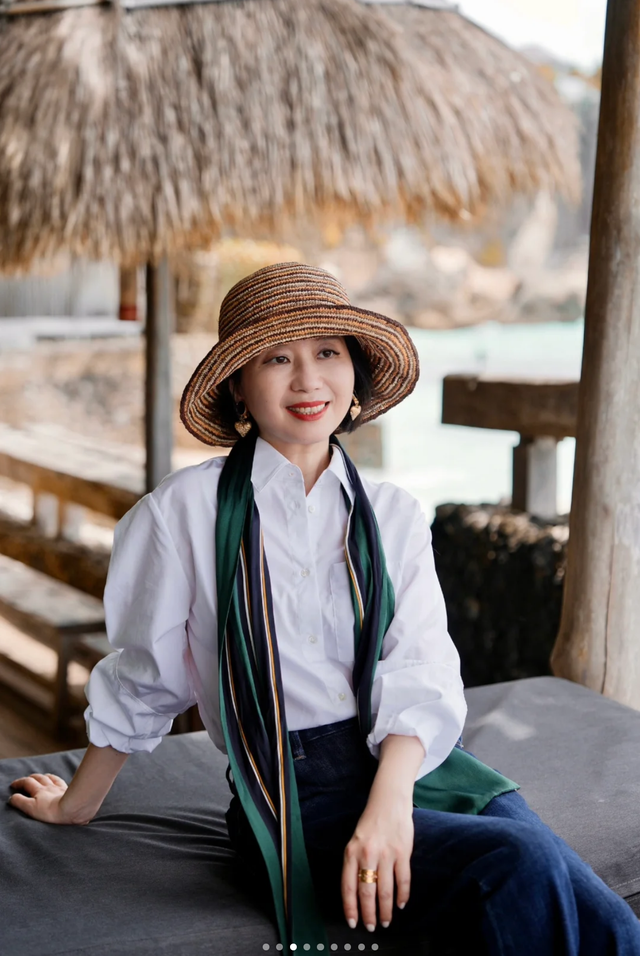 这才是中年女人应该有的样子,短发微卷、优雅穿衣、时髦得体