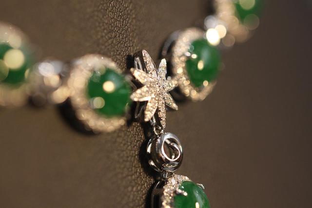 翡翠真假难辨?一招教你辨别真伪!