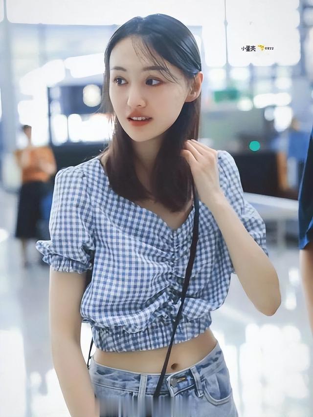 33岁郑爽:曝代孕后滞留美国,弃养孩子,如今发际线上移形象不再