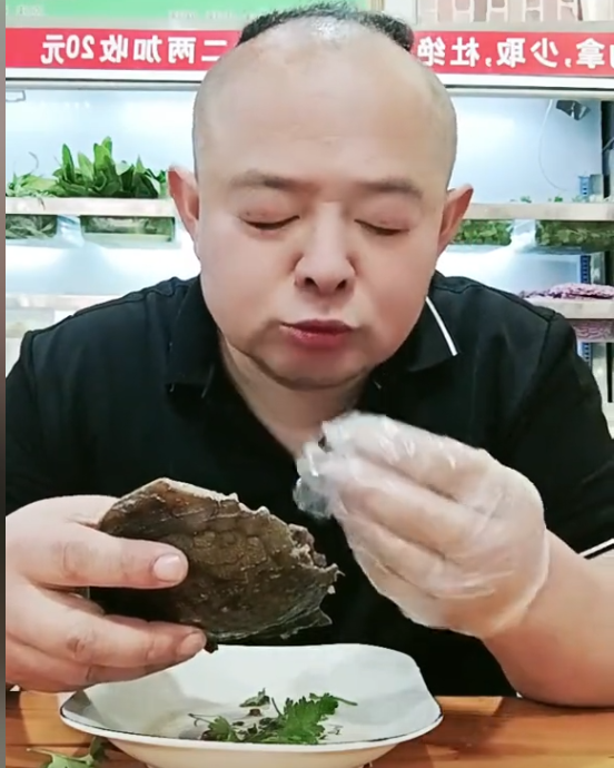 网红“新蔡骨头哥”去世，生前常吃甲鱼惹争议，大口吃廉价大骨头