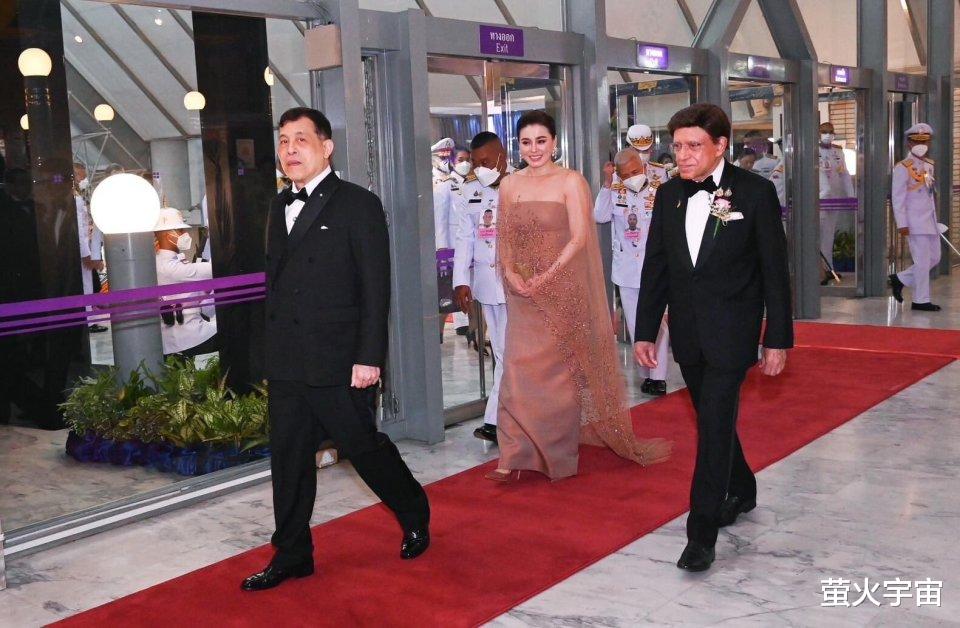 72岁泰王疑有新妃后跟王后首同框，46岁苏提达身披薄纱看芭蕾，很惊艳