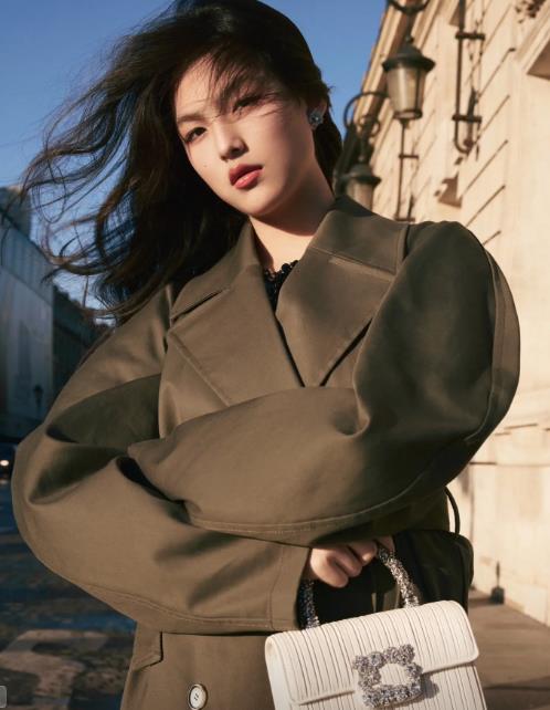 14岁王诗龄罕露面，身高反超李湘，采访时全程英文，尽显名媛气质