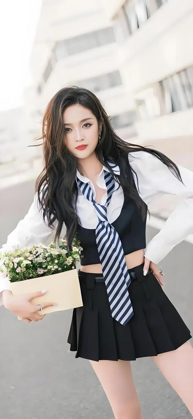 吴宣仪:精致的五官和甜美的笑容。尤其是美腿,被称为腿精