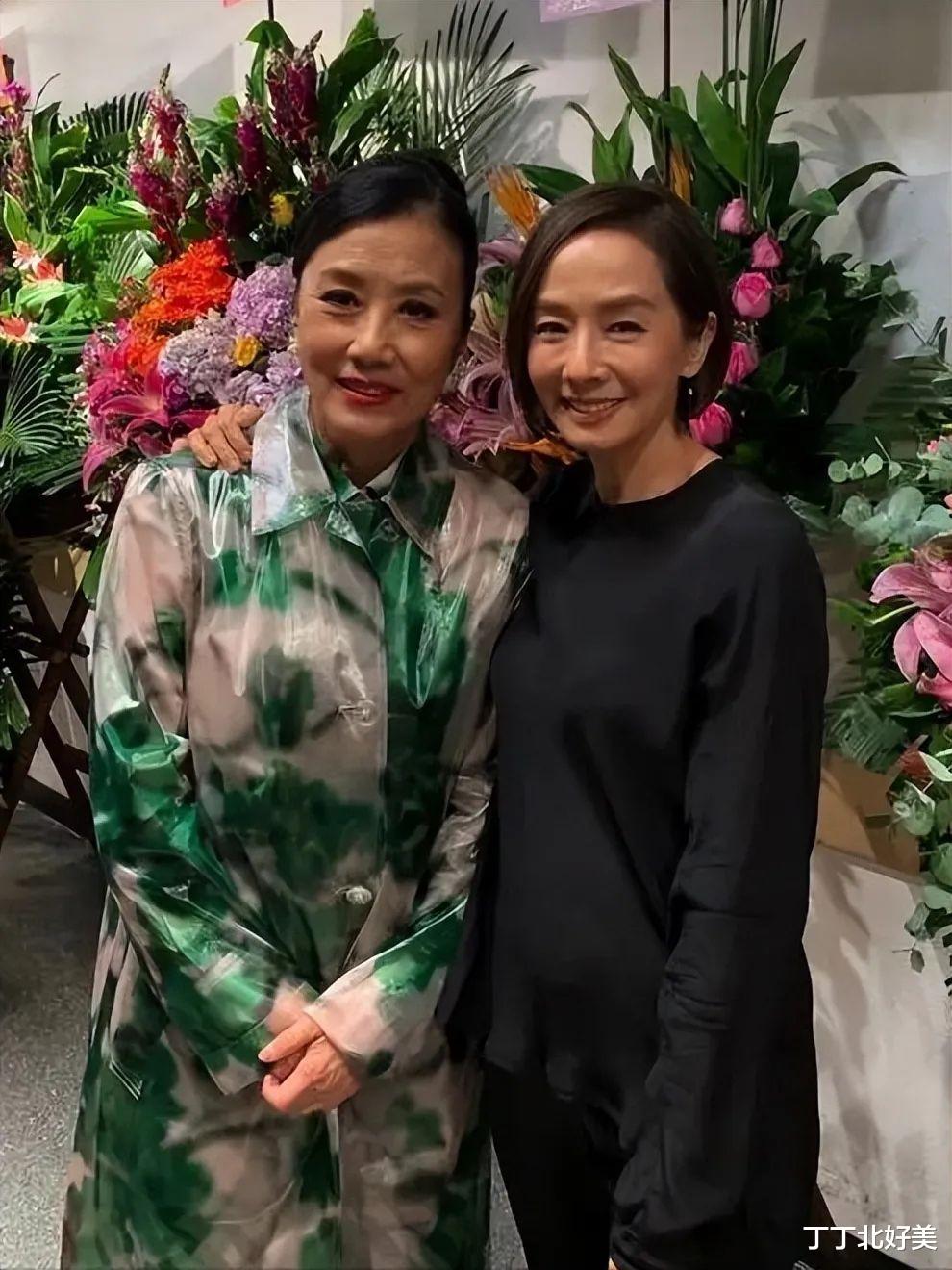 林青霞同框汪明荃,69岁自然老太有魅力,阿姐靓丽打扮都被抢风头