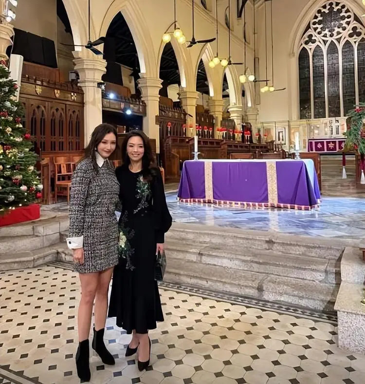 李嘉欣现身慈善活动，脸部变化引热议，网友直击她和“网红脸”越来越像！