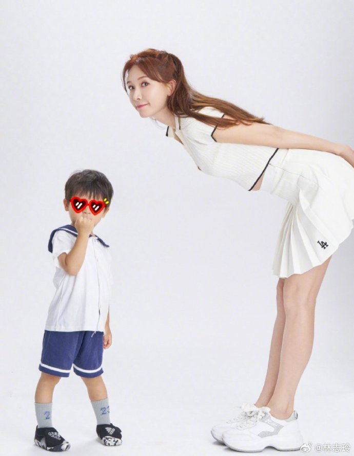 林志玲50岁生日首晒2岁儿子,母子俏皮同框庆祝,她发文分享喜讯