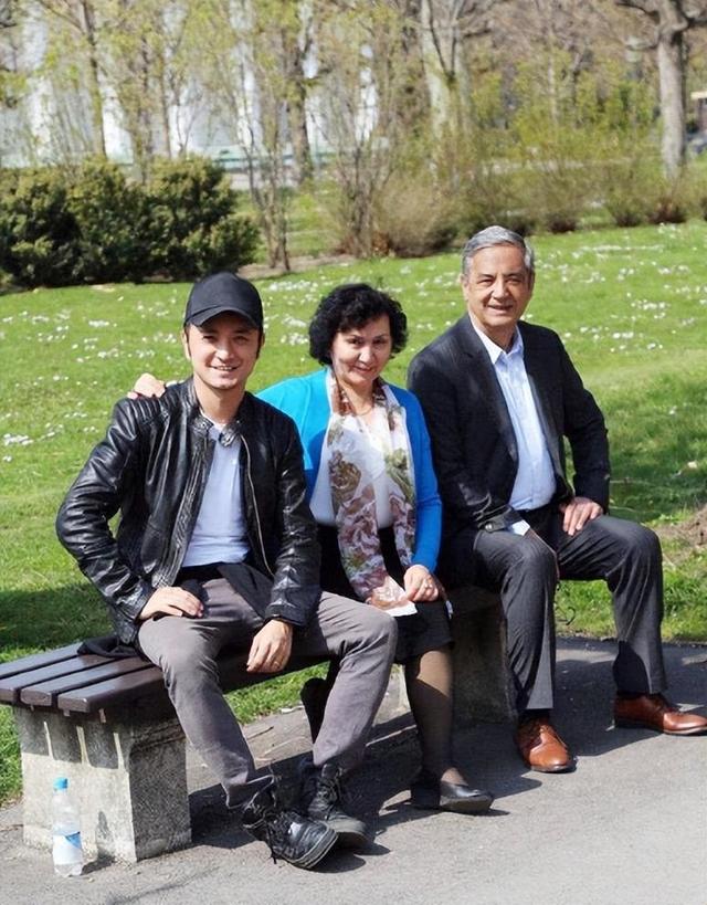 尼格买提:事业不顺,婚姻崩溃后,母亲又身患重病,人生将如何?