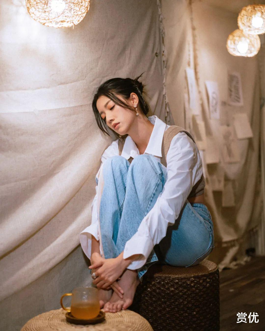 蔡思贝御姐魅力 白皙脚丫