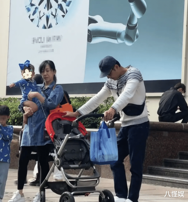 明道夫妇带儿女逛街,王婷萱抱娃一脸憔悴,瘦了有20斤都脱相了