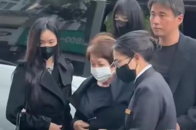 许曦文是长姐却高冷，没学许韶恩照顾奶奶，也没呵护小妹许曦恩