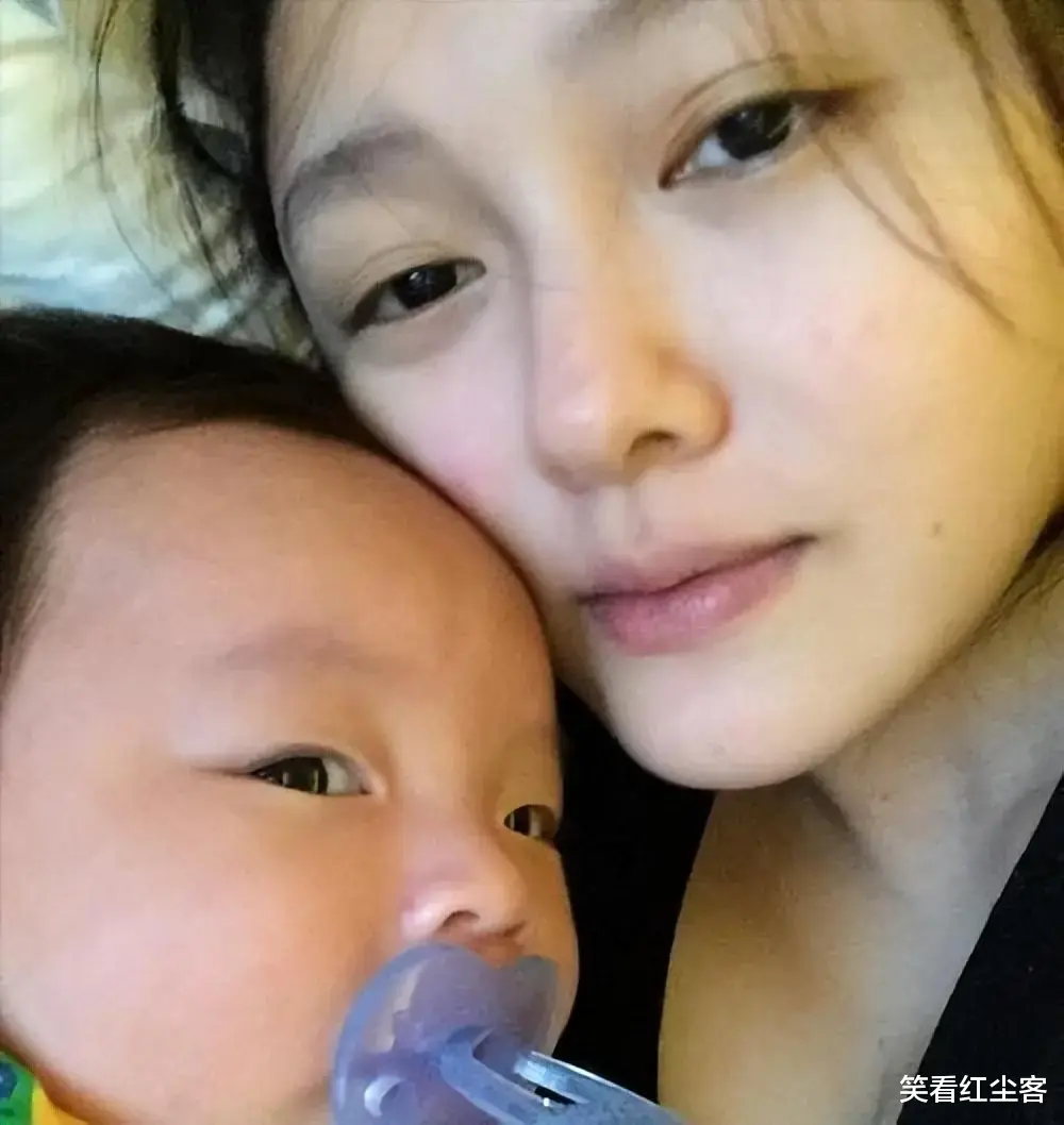 大S终于出山了！亲子游现身！双马尾造型惊现，千元短袖引发热议