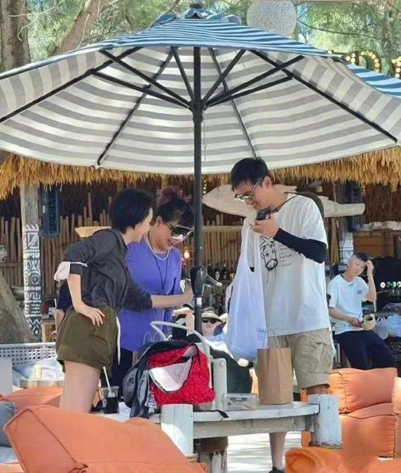 胡歌一家罕见亮相，女儿小茉莉学会走路，黄曦宁披长发抢镜，幸福