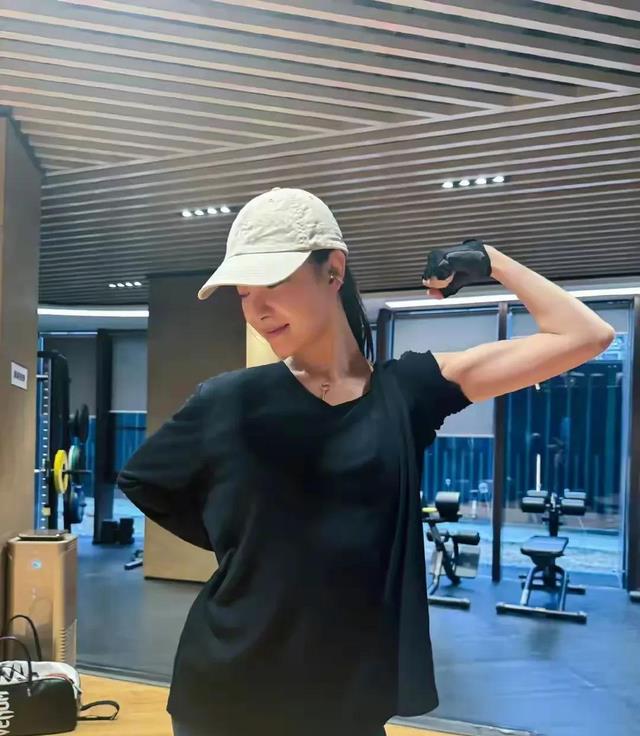 倪妮健身成果惊艳亮相,手臂线条超赞,好身材源于不懈努力!