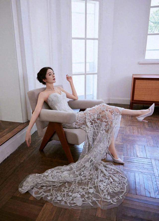 杨幂37岁绝美亮相!纯白透视鱼尾裙勾勒曼妙身姿,成熟魅力全开