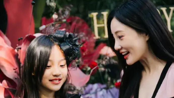 甜馨被骂到退网！小璐怒怼黑粉并自认好妈妈，否认给甜馨造成伤害