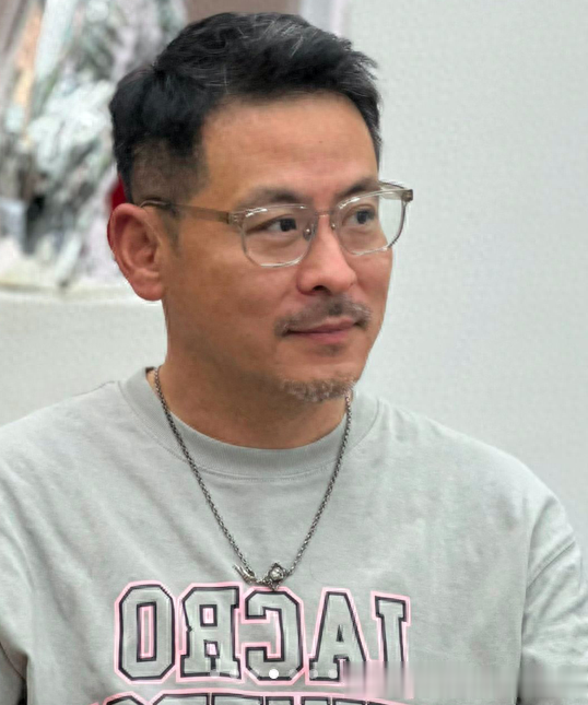 男人50岁后，头发少、发际线高，劝你选这3种发型，帅气还显发量