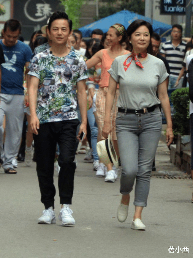 69岁林青霞剪了短发减龄20岁,穿“T恤+牛仔裤”,完全没有大妈味