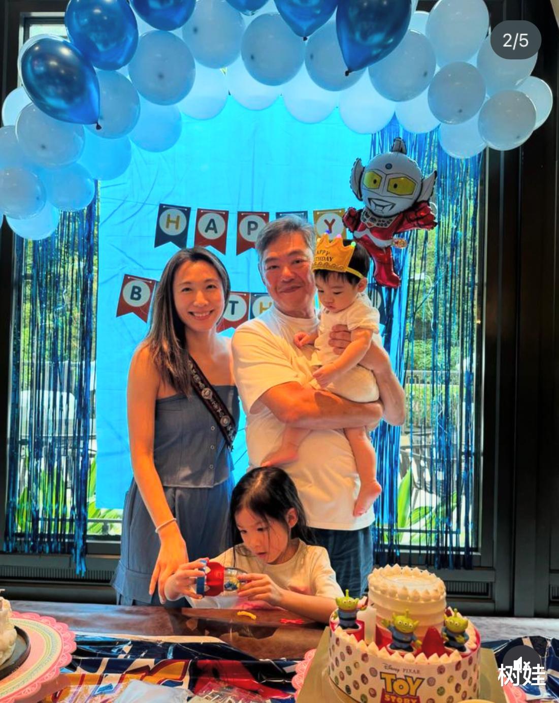 63岁富商出席外孙百日宴，与前妻同框乐开怀，前妻仍是家中女主人