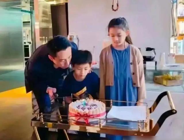 泪目！大S孩子一直拿着她剩下的半块饼干