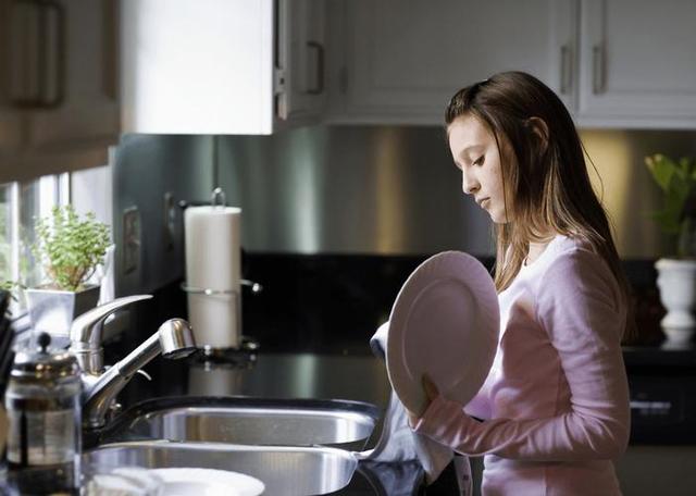 这两个洗碗习惯，让全家患癌率增加？医生无奈：很多人还在这样洗