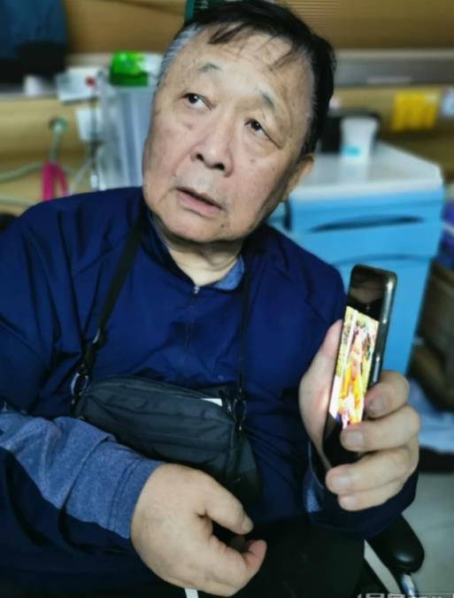 76岁老戏骨养老院过中秋,无儿女看望,想念情人和9岁非亲生女儿