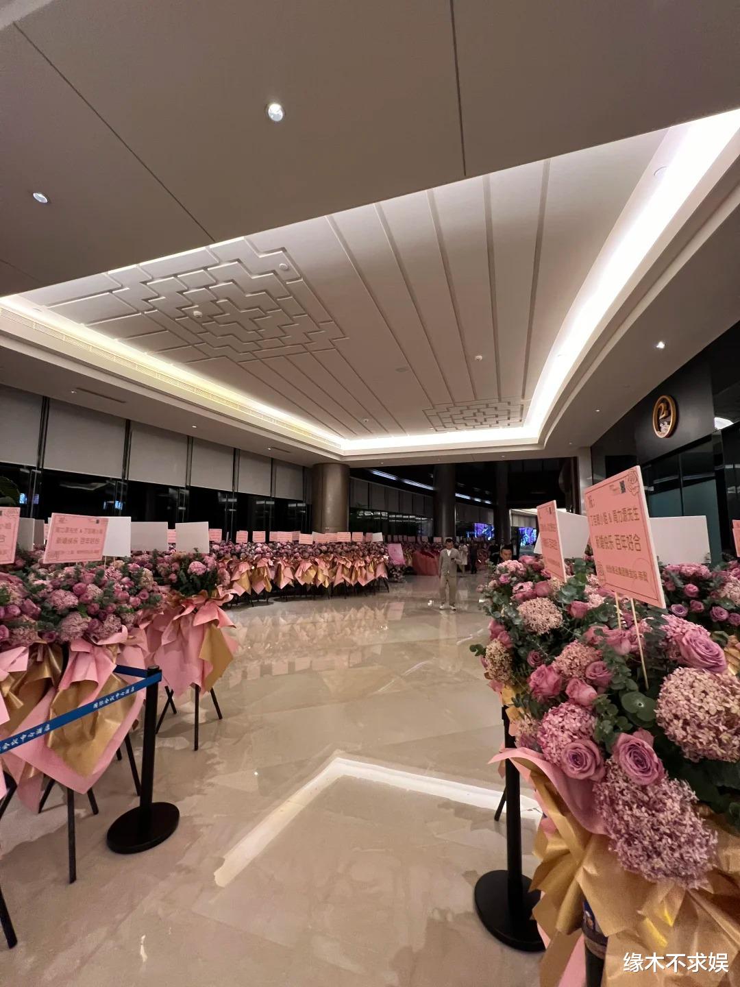 七匹狼特步豪门联姻排场大!赌王家族3人捧场,奚梦瑶眼神羡慕!