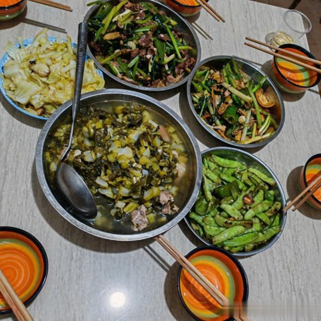 广东小哥清明节回村扫墓，嫌弃嫂子做的菜，亲哥：爱吃吃不吃就走