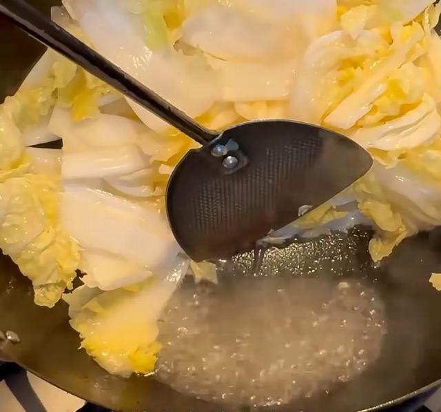 董洁晒酸辣白菜，6万网友围观，评论区火了，网友：家常菜首选