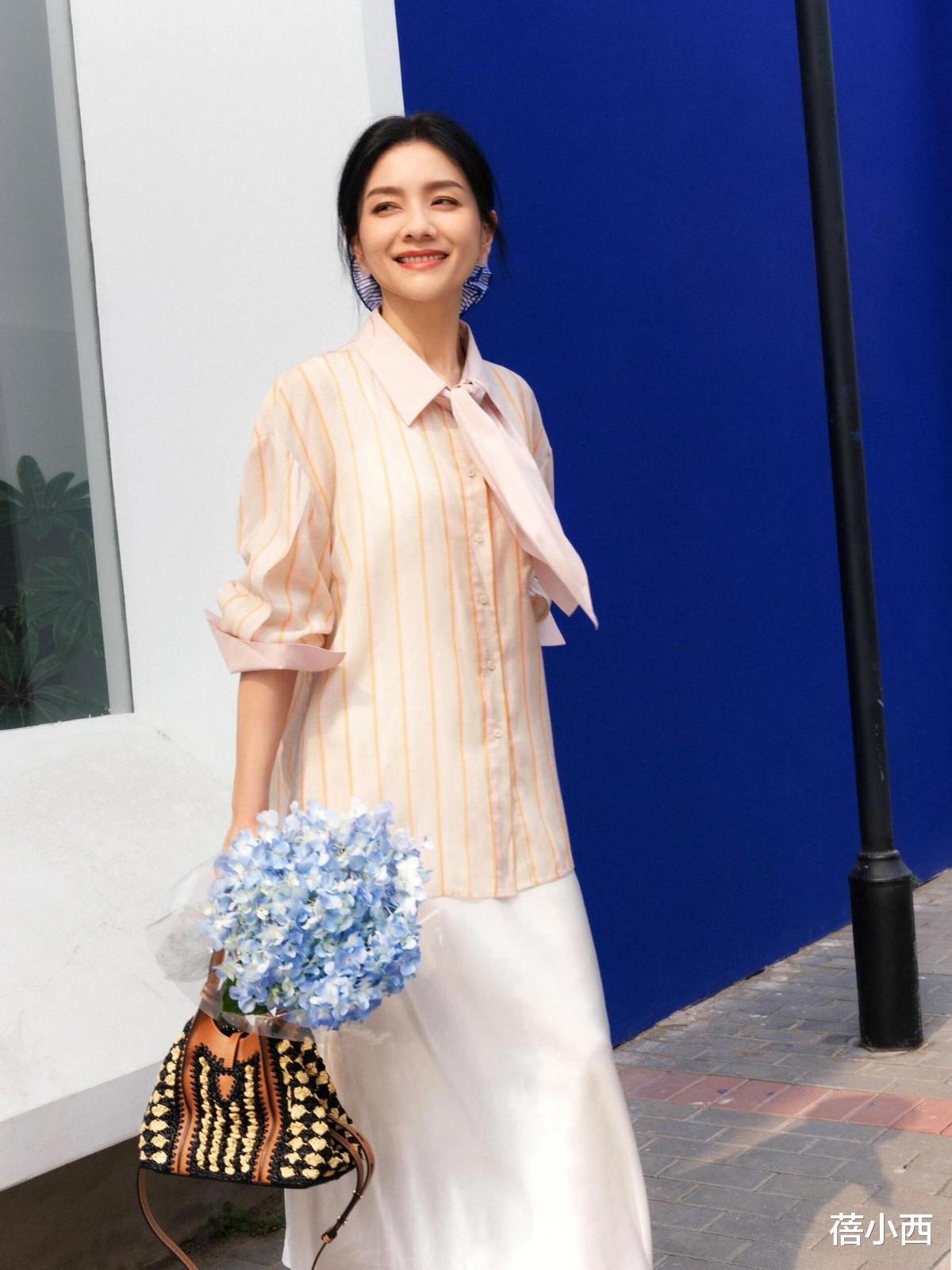 看了胡可的穿搭,我悟了:配色宁少勿多、款式简约,才更时髦减龄