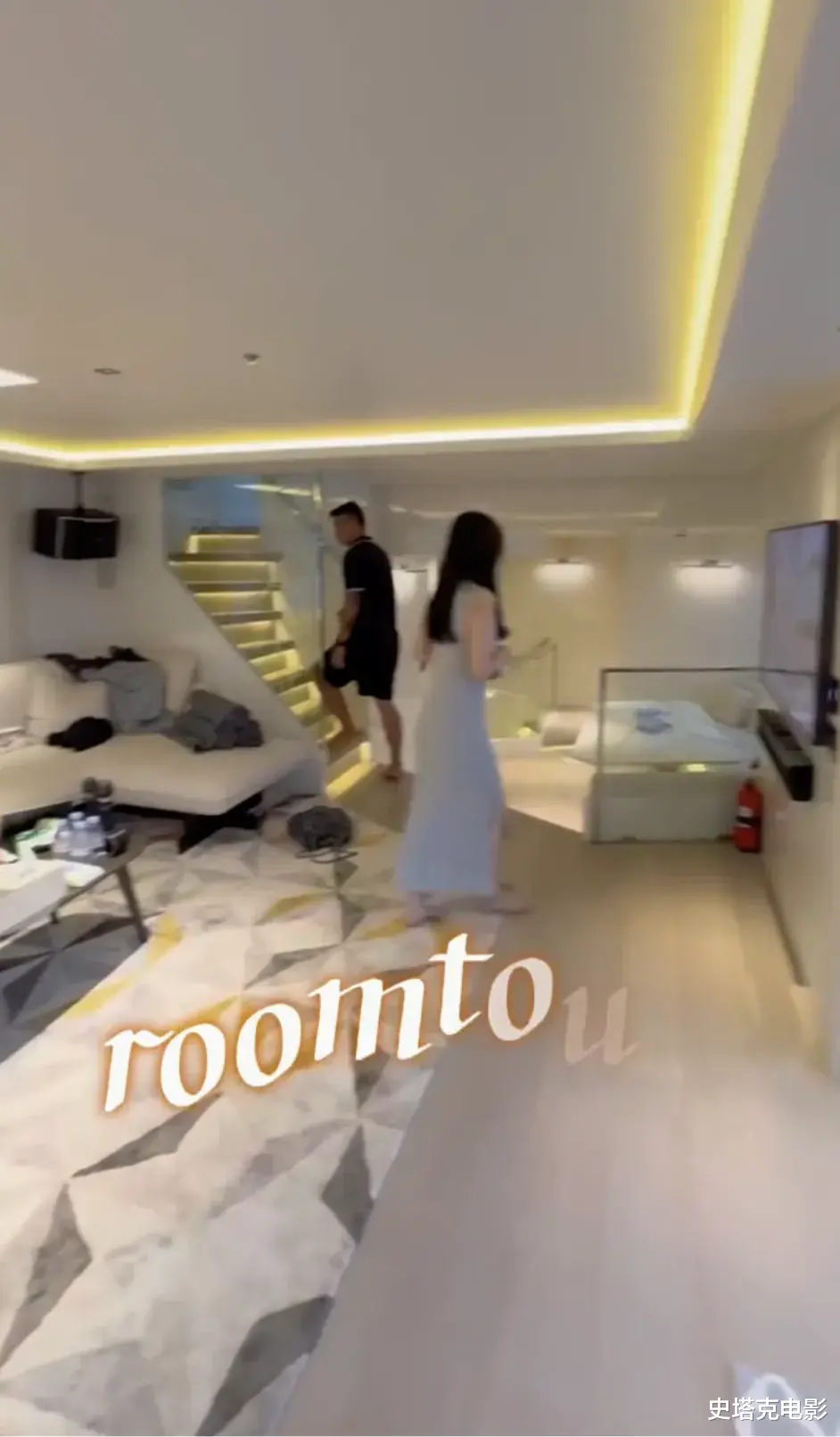 黄圣依开大游艇来接张萌：游览夜景吃海鲜，两位阔太一个比一个豪横