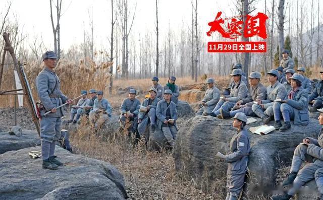 边看边哭！2.6万大学生参演的电影《大突围》今天上映，好评一片