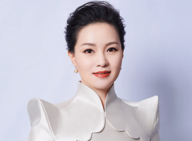 95后|她是第一位博士级歌唱家，13次荣登春晚，丈夫身价不菲也是博士