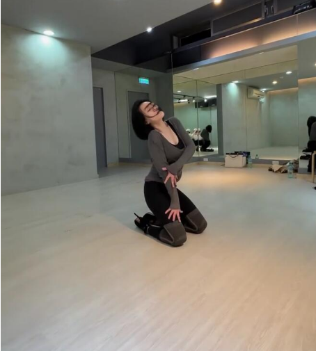 小S又和舞蹈老师跳舞了!浑身发红情绪亢奋,抱怨老公不碰自己