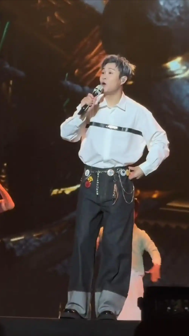 妈呀这是小沈阳?怎么越长越好看了?穿的这么潮好像王力宏啊