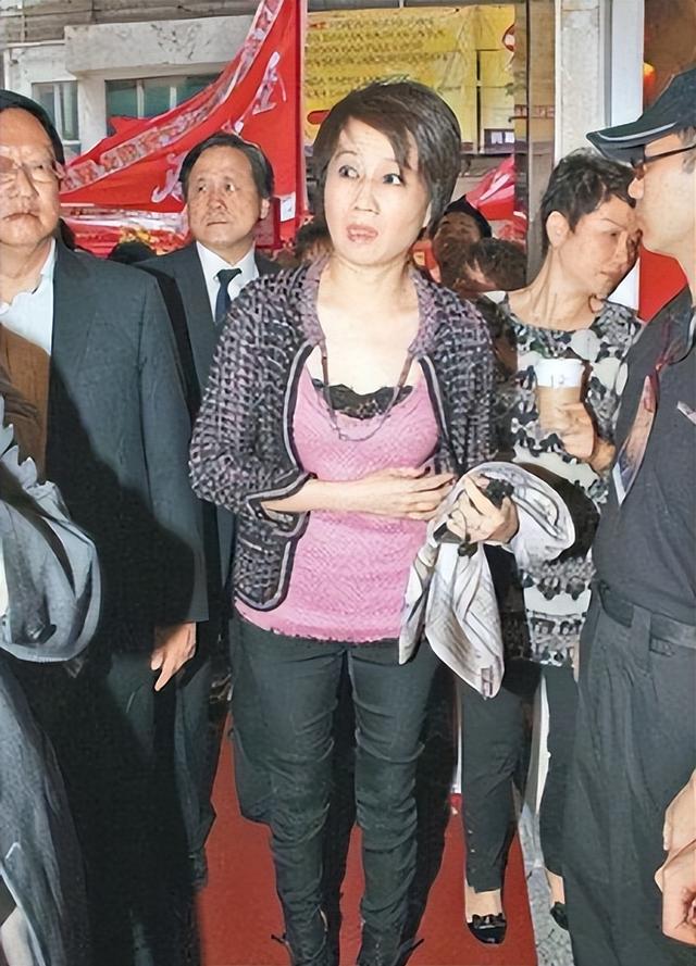 赌王女儿何超盈:下嫁小8岁东北小伙,倒贴14亿嫁妆,现怎样?