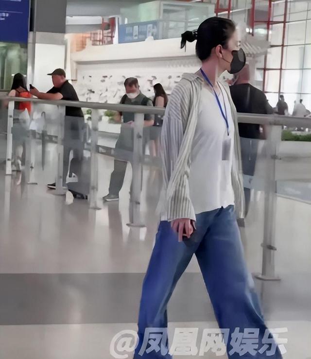 王菲母女现身北京机场，王菲无人认识，18岁李嫣个子高脚大像42码