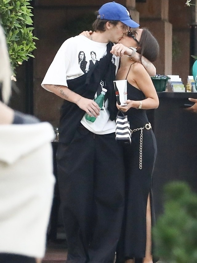 贝克汉姆19岁小儿子与大9岁女友街头秀恩爱,两人穿搭简约很时尚