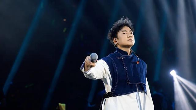 阿木|31岁登春晚爆红后，他第一件事，就是连夜回家给女儿扫墓